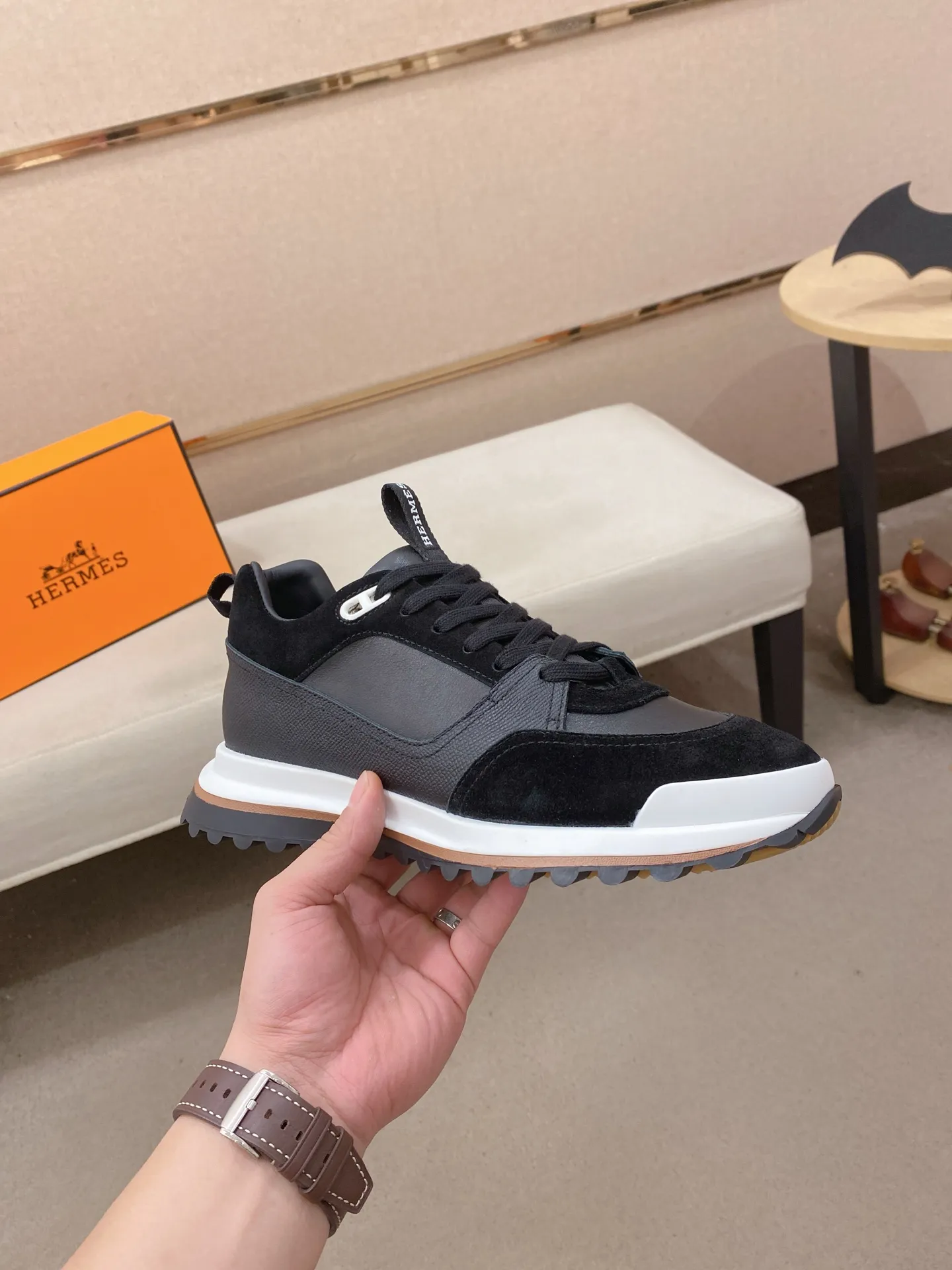 Men's clothing and shoes💰: 520💰《HERMES》【Classic original single version】Hermès; top 🔝purchasing agent🔍🔍men's latest 🇺🇸 counter sales simultaneously, original imported from Italy ▲▲first-layer cowhide ▲▲ (high-end, nobility, class) times) Exquisite workmanship (Italian 🇮🇹Imported water-dyed 🐂cowhide lining) sole: Original sole provided by the original factory, ⚠️exclusive double-layer activity·TPR·rubber·combined molded outsole; super comfortable·wear-resistant·non-slip·environmental protection The real thing is more beautiful if you take the real thing (high quality, follow the order), you can enter and exit the counter at will * Number of yards: 38·39·40·41·42·43·44# (can be customized 45.)